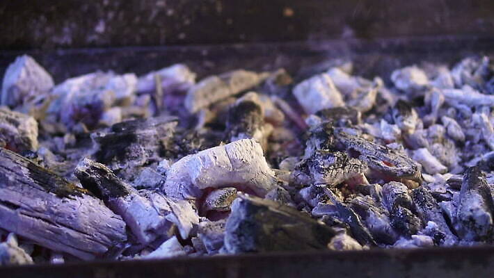 산업 음식 컬러 백그라운드 오렌지 모션 불 추상 쟁반 따뜻함 요리 사람없음 목재 빨간색 빛 검은색 회색 에너지 흰색 뜨거움 연기 그릴 위험 바비큐 에코 벽난로 질감 먼지 숯 암 느림 석탄 이산화탄소 재 화상 탄소 HD MOV 해외동영상 클립영상 자연요소 나무 컨셉 무늬 과일 재료 주방용품 환경 질병 상처 동영상 파일형식