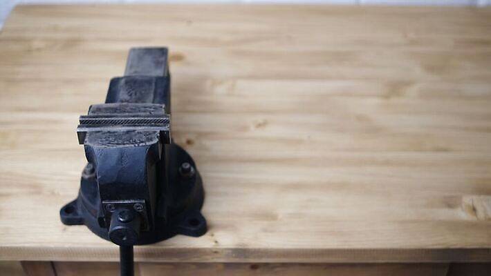 손 산업 가구 백그라운드 벤치 공장 노동자 산 집게 손잡이 사람 성인 사람없음 금속 기계 장비 기구 도구 공구 나사 잡기 업무 작업실 수리 철 목수 오브젝트 서비스 질감 파일 회전 공예가 업그레이드 옛날 작업대 조작 철강 하드웨어 4K MOV 해외동영상 클립영상 직업 생활용품 의자 공업 모션 재질 신체부위 컴퓨터 작업 동영상 파일형식