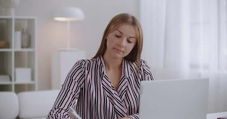 손 얼굴 노동자 주택 직장 건강 한명 사람 성인 노트북 사무실 고통 터치 슬픔 기록 업무 작업 입 찡그림 치아 질병 편안함 부식 날카로움 문제 멀리 온라인 턱 잇몸 증상 치통 4K MOV 해외동영상 클립영상 직업 1 감정 신체 회사 비즈니스 의학 표정 건물 신체부위 전자제품 소화기관 감각 동영상 파일형식