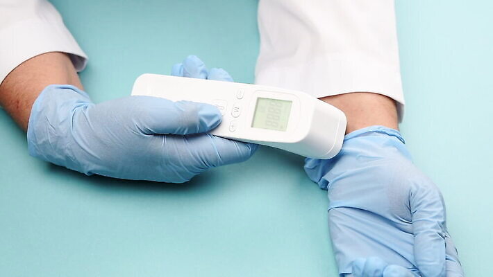 손 장갑 신체 거리 건강 사람 사람없음 치료 디지털 모니터 고통 장비 총 의사 흰색 기구 공구 잡기 뜨거움 열 바이러스 보호 결과 질병 온도계 체온계 플라스틱 측정 전자 온도 스캐너 인플루엔자 적외선 전염병 제어 코로나바이러스 MOV 해외동영상 클립영상 잡화 감정 무기 컬러 컨셉 의학 모션 재질 신체부위 컴퓨터 의료진 도구 동영상 파일형식