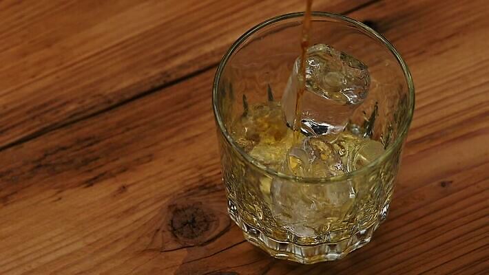 1 라이프스타일 문화 음료 백그라운드 유리 탁자 사람없음 목재 얼음 마시기 알코올 칵테일 바 투명 붓기 닫기 떨어짐 계산대 가득함 큐브 상쾌 각도 암초 쏟아짐 버번 브랜디 위스키 스플래쉬 카피스페이스 MOV 해외동영상 슬로모션 클립영상 자연요소 나무 감정 가구 컨셉 재료 모션 재질 주류 촬영기법 생활 공백 동영상 파일형식