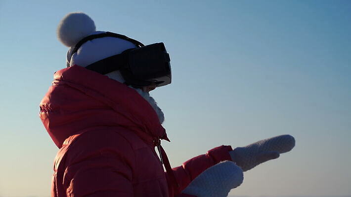 1 응시 여자 산업 안경 과학 이동 컨셉 겨울 놀이 하늘 모바일 휴가 미래 휴식 기술 한명 성인 스마트폰 컴퓨터 머리 3D 헤드폰 장비 추위 게임 체험 하이테크 전자 비전 동영상 혁명 게이머 가상 가상현실 현실 4K MOV 해외동영상 클립영상 시선 잡화 계절 음향기기 사람 신체부위 전자제품 핸드폰 스마트기기 디지털합성 파일형식