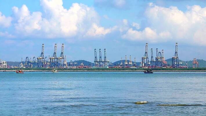 구름 라이프스타일 산업 파도 바다 여행 자연 갈매기 조류 하늘 낚시 항해 풍경 사람없음 야외 물 파란색 마을 항구 일몰 화물 도시 보트 컨테이너 기중기 함선 해안도시 낚시꾼 포트 타운 스카이라인 로딩 옛날 많음 MP4 해외동영상 클립영상 자연요소 동물 컬러 컨셉 배_교통 교통시설 레저 생활 노을 운송업 중장비 생태계 동영상 파일형식