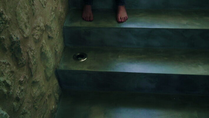 백인 디자인 여자 교육 생각 맨발 아프리카 유리 실내 한명 앉기 책 캐주얼 계단 기록 스페인 집중 심플 남아프리카 벌거벗은 케이프타운 남유럽 4K 틸트업 MOV 해외동영상 클립영상 서양인 1 옷 유럽 나라 컨셉 모션 발 재질 촬영기법 사람 내부 동영상 남아프리카공화국 파일형식