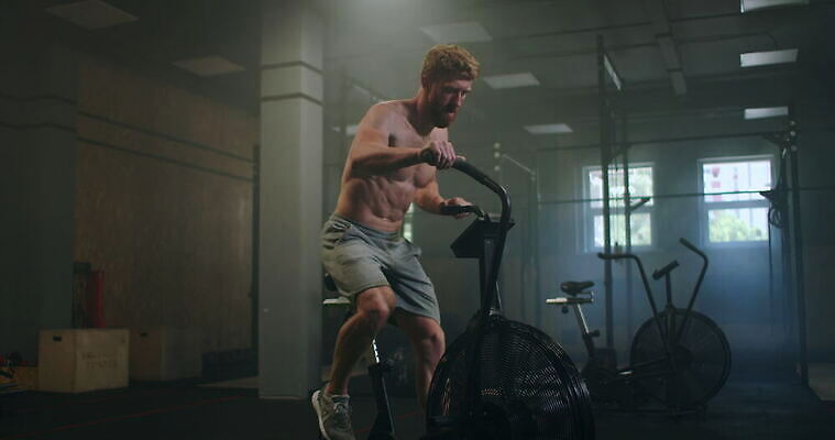 1 여자 스포츠 십자가 신체 모션 건강 한명 사람 운동복 운동 자전거 헬스사이클 힘 기계 활발 헬스장 장비 승차 결심 연습 클럽 준비 체육관 근육질 노력 사이클링 고집 돌리기 돌봄 바디케어 자극 4K MOV 해외동영상 클립영상 옷 컨셉 근육 바이크 운동기구 헬스 육상스포츠 몸매 동영상 파일형식