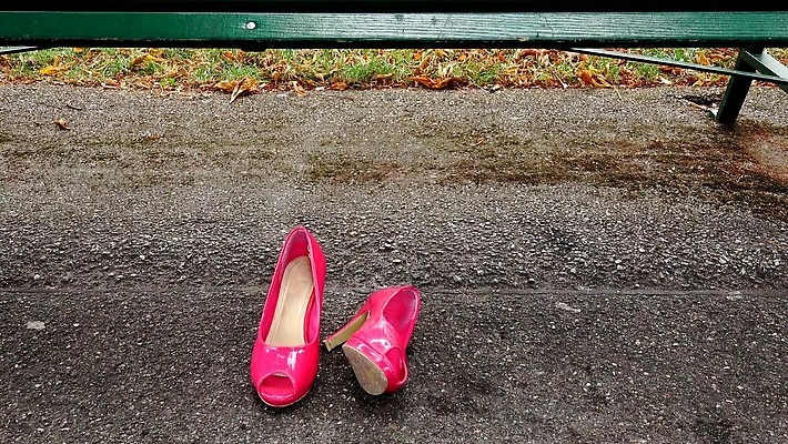 공원 분홍색 컬러 신발 벤치 오렌지 맨발 발 한명 초록색 섹시 못 쌍 날짜 하이힐 도착 매니큐어 광택 펌프 발견 니스 떠남 벌거벗은 양발 집착 성인여자만 4K MOV 해외동영상 클립영상 1 공공시설 구두 컨셉 의자 과일 모션 사람 신체부위 화장품 공구 여성화 동영상 여자만 성인만 파일형식