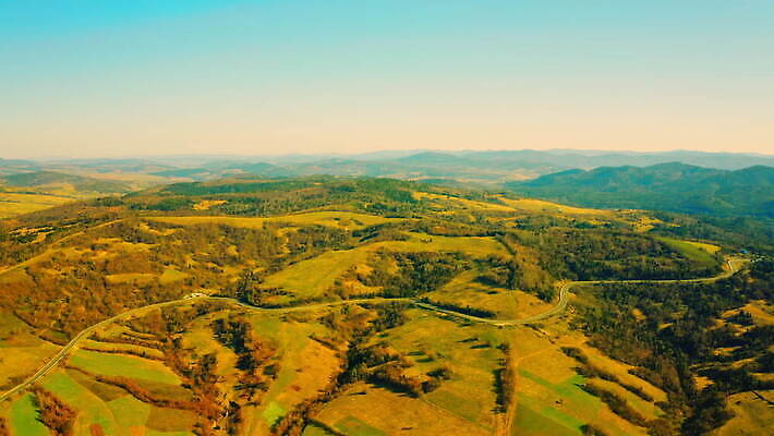 식물 도로 여행 농업 자연 하늘 아침 휴가 산 안테나 풍경 사람없음 야외 빛 햇빛 일출 일몰 봄 자유 농촌 스위스 언덕 알프스 부드러움 산악지대 항공촬영 우크라이나 조감도 자극 4K MOV 해외동영상 클립영상 주간 계절 유럽 산업 길 뷰포인트 컨셉 통신 교통시설 태양 노을 시골 감각 생태계 동영상 파일형식