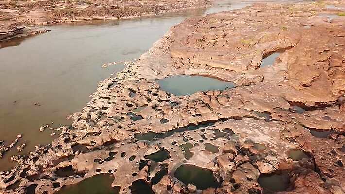 지구 모래 여행 백그라운드 패턴 태국 자연 하늘 표면 안테나 사람없음 물 강 여행객 골짜기 계곡 구멍 거친 땅 질감 라오스 슬로프 스카이라인 내추럴 깊이 땅바닥 랜드마크 메콩강 옛날 4K MP4 해외동영상 클립영상 자연요소 아시아 무늬 통신 스키장 바닥 사람 생태계 동영상 파일형식
