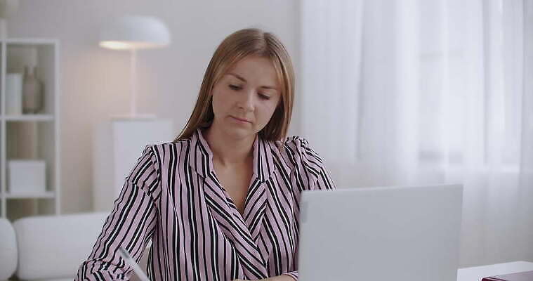 학생 여자 감정 얼굴 탁자 노동자 스트레스 주택 직장 피곤 한명 앉기 성인 학습 스터디 사무실 펜 머리 공책 고통 시험 모임 슬픔 업무 작업 사찰 던지기 불안 준비 공포 멀리 온라인 부정적 오류 편두통 프로젝트 프리랜서 4K MOV 해외동영상 클립영상 직업 1 교육 가구 컨셉 회사 비즈니스 종교건축 모션 문구용품 사람 건물 신체부위 필기구 동영상 파일형식