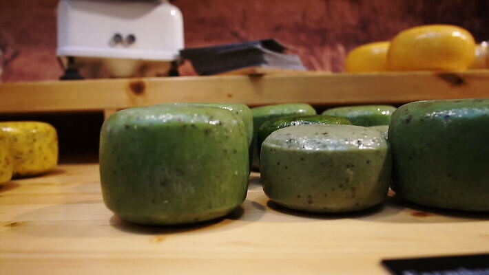 전통 유럽 산업 음식 농업 공장 치즈 선반 건강 요리 사람없음 초록색 농장 노란색 쌓기 상점 식사 우유 바퀴 원형 시장 상품 주식 창고 네덜란드 수납 암스테르담 방법 줄서기 노화 많음 페스토 HD MOV 해외동영상 슬로모션 클립영상 도형 나라 컬러 가구 컨셉 공업 모션 유제품 촬영기법 금융 소스_음식 동영상 파일형식