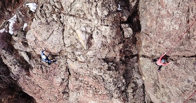 라이프스타일 여자 밧줄 벽 스포츠 모션 자연 성공 산 안테나 건강 안전 사람 사람없음 야외 운동 힘 등산 장비 도전 체험 정상 위험 집중 연습 오르기 항공촬영 드론 산악가 4K MP4 해외동영상 클립영상 줄 뷰포인트 컨셉 통신 생활 트래킹 생태계 동영상 파일형식