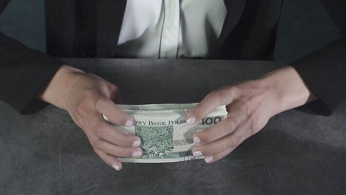 여자 지폐 돈 비즈니스 사람없음 10대 금융 경제 거래 저축 우승 비즈니스우먼 재산 수집 복지 투자 이익 보물 뇌물 월급 축적 계산원 수도권 비용 4K MOV 해외동영상 클립영상 직업 청소년 사람 최고 직장인 사회이슈 지역 동영상 파일형식