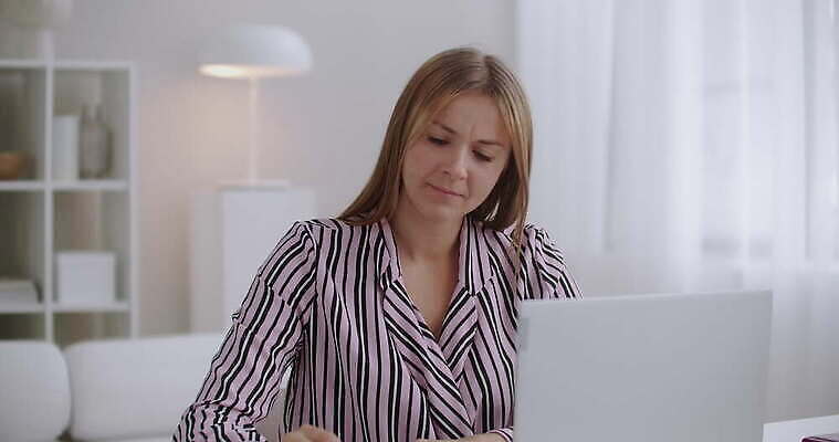 주간 직업 1 학생 탁자 노동자 스트레스 주택 직장 실내 피곤 관리 한명 사람 경제 노트북 사무실 머리 공책 방 고통 터치 타이핑 키보드 업무 작업 사찰 좌절 집중 서비스 경영자 두통 날카로움 업무과다 긴장 야근 리빙 이마 증상 편두통 4K MOV 해외동영상 클립영상 자연요소 감정 가구 컨셉 회사 비즈니스 종교건축 문구용품 내부 건물 신체부위 전자제품 질병 리더 동영상 파일형식