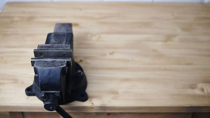 손 산업 가구 백그라운드 벤치 공장 노동자 산 집게 손잡이 사람 성인 사람없음 금속 기계 장비 기구 도구 공구 나사 잡기 업무 작업실 수리 철 목수 오브젝트 서비스 질감 파일 회전 공예가 업그레이드 옛날 작업대 조작 철강 하드웨어 4K MOV 해외동영상 클립영상 직업 생활용품 의자 공업 모션 재질 신체부위 컴퓨터 작업 동영상 파일형식