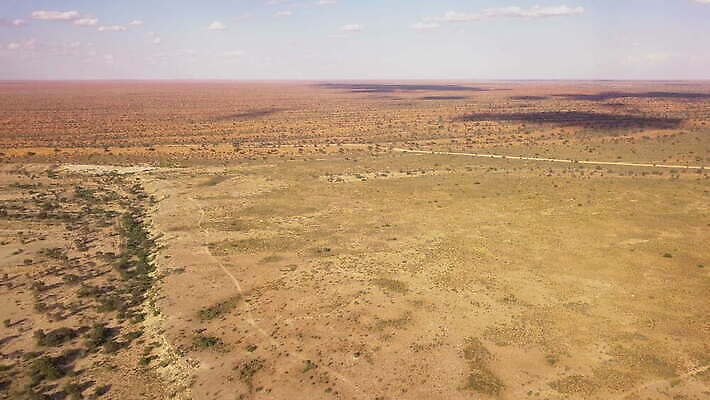 계절 아프리카 자연 하늘 안테나 풍경 초원 사람없음 빛 환경 사막 시골 오픈 황무지 남쪽 나미비아 남아프리카 드론 생태학 칼라하리 4K MOV 해외동영상 클립영상 교육 나라 통신 방향 생태계 동영상 파일형식