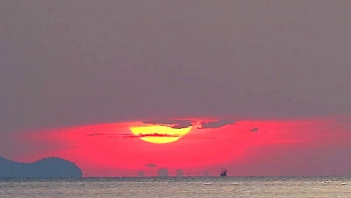 계절 실루엣 파도 바다 컬러 섬 백그라운드 오렌지 자연 하늘 아침 날씨 사람없음 야외 빨간색 물 파란색 빛 컬러풀 햇빛 태양 반사 노란색 일출 황혼 일몰 놀람 새벽 시간 보트 저녁 즐거움 내추럴 오메가 현상 수평선 타임랩스 MP4 해외동영상 클립영상 주간 자연요소 감정 배_교통 과일 촬영기법 표정 노을 야간 생태계 동영상 파일형식