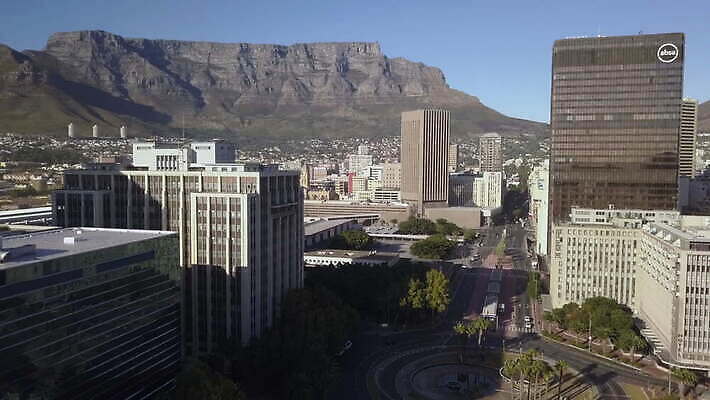 도로 자동차 거리 안테나 사람없음 건물 사무실 고속도로 도심 교차로 버리기 남아프리카 드론 랜드마크 케이프타운 코로나바이러스 비어있는 4K 락다운 MOV 해외동영상 클립영상 건축물 길 육상교통 비즈니스 통신 교통시설 모션 아프리카 도시 바이러스 동영상 남아프리카공화국 파일형식