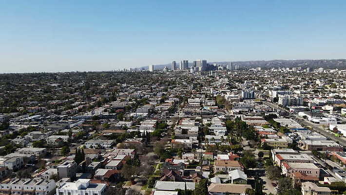 나무 도로 교통시설 자동차 하늘 천사 거리 아파트 주택 건설업 풍경 사람없음 야외 건물 초록색 여름 파란색 탑 고층빌딩 미국 도시 뜨거움 도심 중앙 빌라 캘리포니아 지역 커뮤니티 스카이라인 이웃 할리우드 로스앤젤레스 개발 교외 조감도 4K MOV 해외동영상 클립영상 식물 건축물 계절 산업 길 육상교통 컬러 교통 북아메리카 빌딩 시설 동영상 파일형식