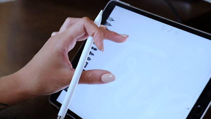 직업 손 디자인 여자 미래 실내 미술 성인 사람없음 신체부위 컴퓨터그래픽 가로 캐주얼 컴퓨터 태블릿 사무실 펜 유행 모니터 어둠 장비 작업 전문직 스케치 필름 그림 예술가 결재 개발 그래픽디자이너 터치스크린 MOV 해외동영상 클립영상 옷 컨셉 비즈니스 문화예술 사람 내부 그래픽 전자제품 스마트기기 필기구 디자이너 동영상 파일형식