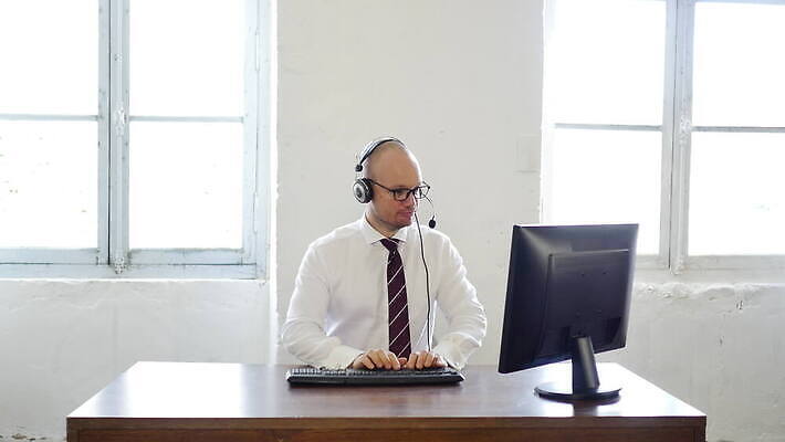 백인 직업 1 손 남자 감정 종이 비즈니스 노동자 스트레스 실내 피곤 창조 한명 사람 앉기 성인 노트북 컴퓨터 사무실 슬픔 업무 비즈니스맨 좌절 집중 책상 고민 문서 두통 업무과다 문제 경영 압력 우울증 편두통 4K MOV 해외동영상 클립영상 서양인 가구 컨셉 모션 내부 신체부위 전자제품 고통 작업 직장인 질병 동영상 파일형식