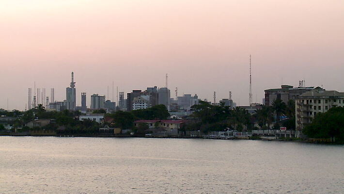 여행 아프리카 사람 사람없음 노란색 도시 시장 도심 택시 나이지리아 MOV 해외동영상 클립영상 나라 컬러 승용차 자동차 동영상 파일형식 서아프리카