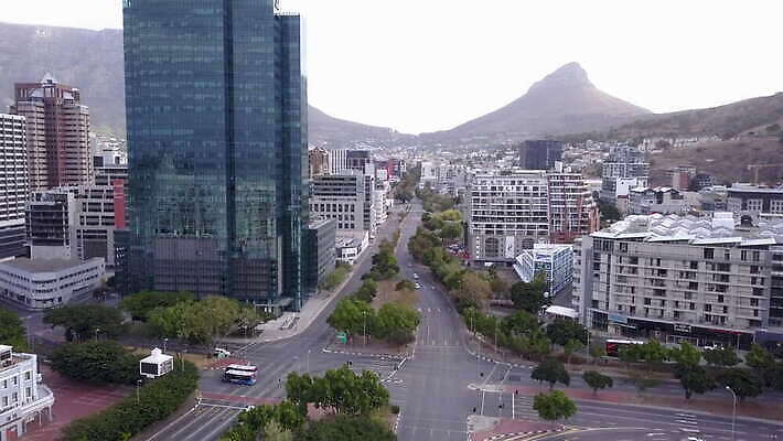 도로 자동차 거리 안테나 사람없음 건물 사무실 고속도로 도심 교차로 버리기 남아프리카 드론 랜드마크 케이프타운 코로나바이러스 비어있는 4K 락다운 MOV 해외동영상 클립영상 건축물 길 육상교통 비즈니스 통신 교통시설 모션 아프리카 도시 바이러스 동영상 남아프리카공화국 파일형식