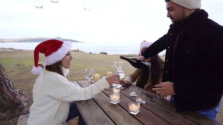 백인 라이프스타일 커플 여자 남자 행복 2 와인잔 관계 모션 청소년 유리 휴가 새로움 함께함 대화 미소 웃음 사람 앉기 성인 야외 세명 친구 산타클로스 와인 마시기 축하 잡기 붓기 저녁 샴페인 연도 와인병 휴양지 섞기 4K MOV 해외동영상 클립영상 레이스천 서양인 감정 컨셉 크리스마스 술잔 재질 병_용기 주류 표정 말하기 생활 장소 직물 야간 동영상 파일형식