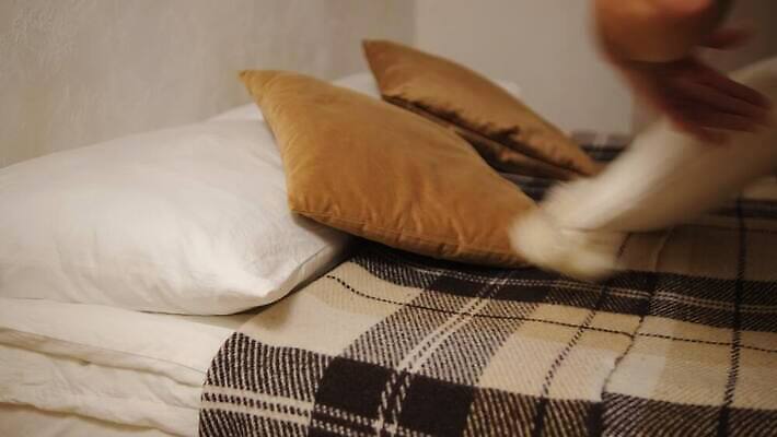 직업 여자 유니폼 가사 비즈니스 베개 침구 호텔 노동자 아파트 주택 관리 사람 사람없음 내부 수건 침실 방 흰색 침대 신선 면 업무 빨래 청소 종업원 직원 서비스 준비 주부 만들기 시트 가정부 위생관리 정리함 호스텔 안락 4K MOV 해외동영상 클립영상 옷 컬러 가구 컨셉 모션 숙소 건물 위생용품 작업 동영상 파일형식