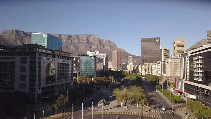 도로 자동차 거리 안테나 사람없음 건물 사무실 고속도로 도심 교차로 버리기 남아프리카 드론 랜드마크 케이프타운 코로나바이러스 비어있는 4K 락다운 MOV 해외동영상 클립영상 건축물 길 육상교통 비즈니스 통신 교통시설 모션 아프리카 도시 바이러스 동영상 남아프리카공화국 파일형식