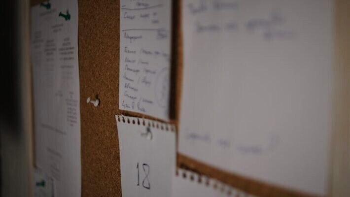 손 디자인 여자 교육 종이 벽 백그라운드 컨셉 스티커 비즈니스 통신 성공 아이디어 프레임 광고판 사람 사람없음 목재 사무실 노란색 우주 쪽지 공백 정보 업무 발표 메시지 계획 편지지 오브젝트 사인 코르크 공지사항 경영 어려움 조언 코르크보드 목차 비어있는 4K MOV 해외동영상 클립영상 나무 컬러 재료 알림판 신체부위 작업 편지 판 동영상 파일형식