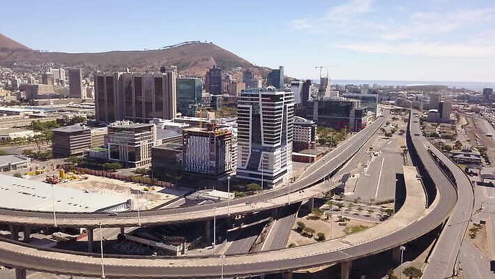 도로 자동차 거리 안테나 사람없음 건물 사무실 고속도로 도심 교차로 버리기 남아프리카 드론 랜드마크 케이프타운 코로나바이러스 비어있는 4K 락다운 MOV 해외동영상 클립영상 건축물 길 육상교통 비즈니스 통신 교통시설 모션 아프리카 도시 바이러스 동영상 남아프리카공화국 파일형식