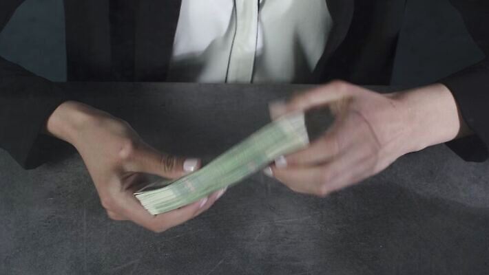 여자 지폐 돈 비즈니스 사람없음 10대 금융 경제 거래 저축 우승 비즈니스우먼 재산 수집 복지 투자 이익 보물 뇌물 월급 축적 계산원 수도권 비용 4K MOV 해외동영상 클립영상 직업 청소년 사람 최고 직장인 사회이슈 지역 동영상 파일형식