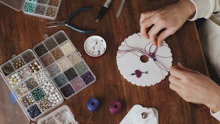 직업 디자인 여자 무기 컬러 비즈니스 목걸이 장신구 팔찌 직장 기술 창조 선물 미술 사람 취미 사람없음 귀걸이 공구 업무 화려 우아함 수리 제조 디자이너 보석 구슬 매듭 만들기 예술가 수공예 DIY 방법 엮은 오리지널 핸드메이드 장식술 4K MOV 해외동영상 클립영상 컨셉 회사 모션 문화예술 장식 도구 작업 광석 공예 동영상 파일형식