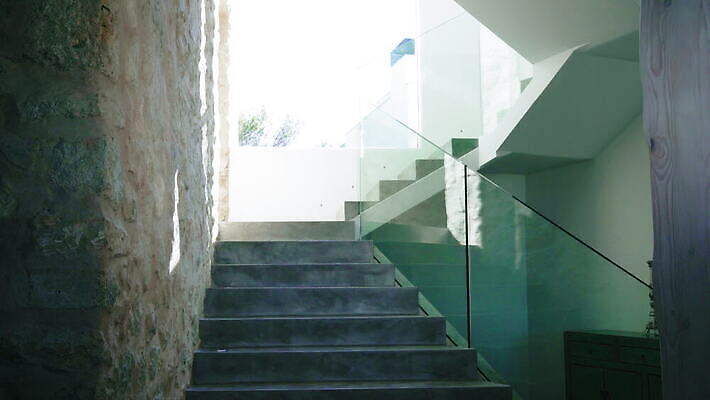 백인 디자인 커플 여자 남자 40대 중년 맨발 아프리카 유리 함께함 실내 두명 캐주얼 걷기 계단 스페인 심플 남아프리카 벌거벗은 케이프타운 혼혈 남유럽 4K 락다운 MOV 해외동영상 클립영상 서양인 옷 유럽 나라 컨셉 관계 모션 발 재질 사람 성인 내부 다문화 동영상 남아프리카공화국 파일형식