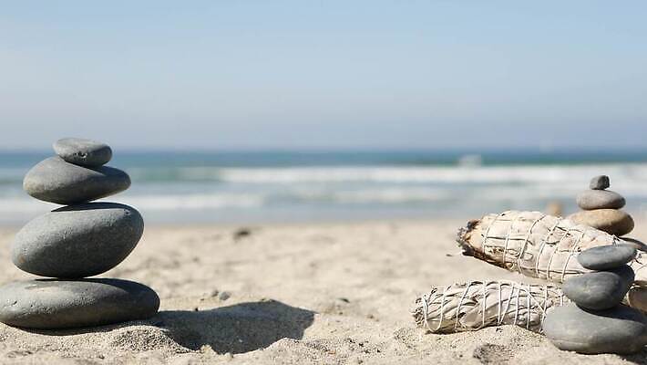 식물 웰빙 모래 파도 바다 로우앵글 포장 휴식 건조 사람없음 물 파란색 쌓기 고요 조약돌 흰색 막대기 닫기 연기 균형 허브 보따리 피라미드 보케 향기 아로마 캘리포니아 아로마테라피 흙더미 연소 구성 세이지 4K MP4 해외동영상 클립영상 자연요소 건축물 뷰포인트 컬러 컨셉 모션 미국 흙 돌_바위 냄새 테라피 동영상 랜드마크 파일형식 더미