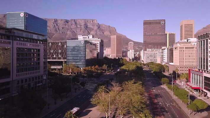 도로 자동차 거리 안테나 사람없음 건물 사무실 고속도로 도심 교차로 버리기 남아프리카 드론 랜드마크 케이프타운 코로나바이러스 비어있는 4K 락다운 MOV 해외동영상 클립영상 건축물 길 육상교통 비즈니스 통신 교통시설 모션 아프리카 도시 바이러스 동영상 남아프리카공화국 파일형식