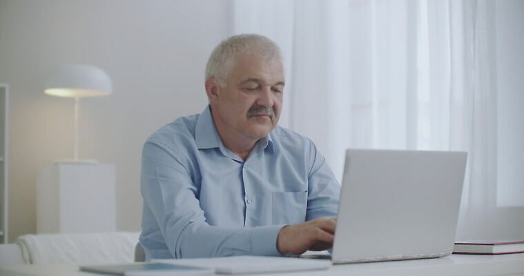 백인 손 남자 얼굴 비즈니스 사업가 노동자 주택 직장 한명 사람 성인 노트북 사무실 고통 터치 슬픔 업무 작업 비즈니스맨 입 찡그림 치아 질병 경영자 날카로움 문제 멀리 온라인 턱 위생관리 증상 치통 해로움 4K MOV 해외동영상 클립영상 서양인 직업 1 감정 컨셉 회사 의학 표정 관리 건물 신체부위 전자제품 직장인 소화기관 리더 동영상 파일형식