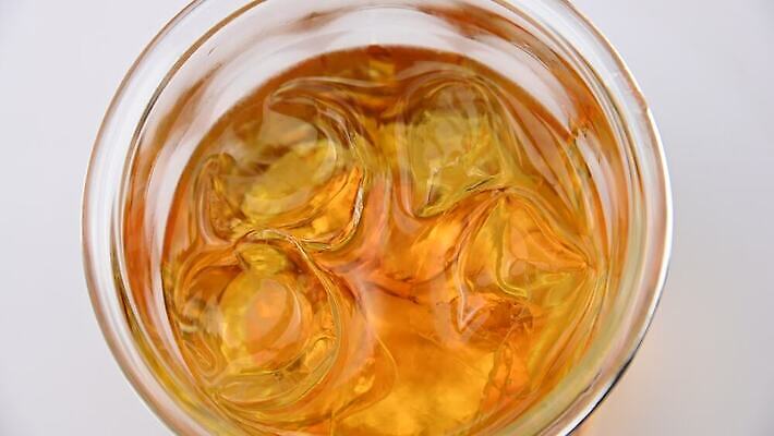 라이프스타일 문화 음료 백그라운드 모션 유리 사람없음 얼음 추위 마시기 흰색 알코올 칵테일 바 투명 닫기 정상 가득함 큐브 회전 각도 암초 항공촬영 버번 브랜디 위스키 카피스페이스 4K MOV 해외동영상 슬로모션 클립영상 자연요소 뷰포인트 컬러 재질 주류 촬영기법 생활 공백 동영상 파일형식