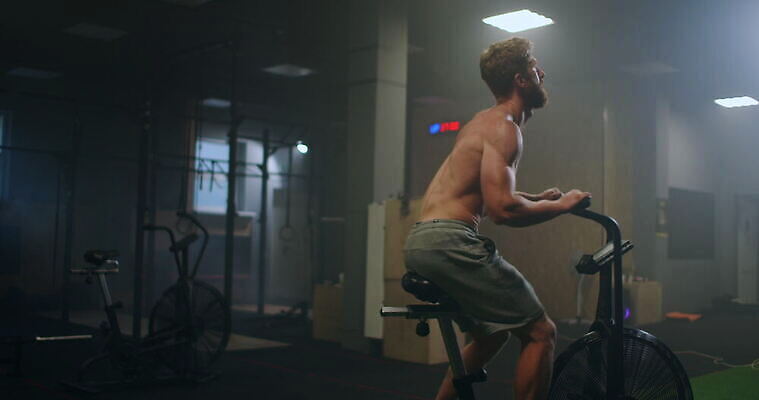 1 여자 스포츠 십자가 신체 모션 건강 한명 사람 운동복 운동 자전거 헬스사이클 힘 기계 활발 헬스장 장비 승차 결심 연습 클럽 준비 체육관 근육질 노력 사이클링 고집 돌리기 돌봄 바디케어 자극 4K MOV 해외동영상 클립영상 옷 컨셉 근육 바이크 운동기구 헬스 육상스포츠 몸매 동영상 파일형식