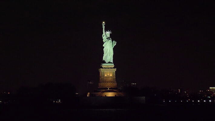 바다 조각 여행 건축양식 사람없음 건물 물 조각상 항구 미국 자유 깃발 도시 만 야간 저녁 심볼 뉴욕 궤도 빛망울 천연기념물 랜드마크 4K 설정숏 MOV 해외동영상 클립영상 자연요소 건축물 건축 컨셉 북아메리카 교통시설 촬영기법 빛 조형물 동영상 파일형식