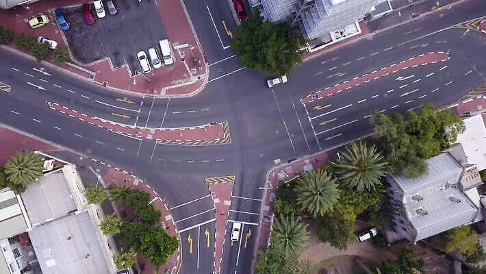 도로 여행 자동차 거리 안테나 사람없음 건물 사무실 고속도로 도심 교차로 버리기 머리위 남아프리카 드론 랜드마크 케이프타운 코로나바이러스 비어있는 4K 락다운 MOV 해외동영상 클립영상 건축물 길 육상교통 비즈니스 통신 교통시설 모션 아프리카 도시 바이러스 동영상 남아프리카공화국 파일형식