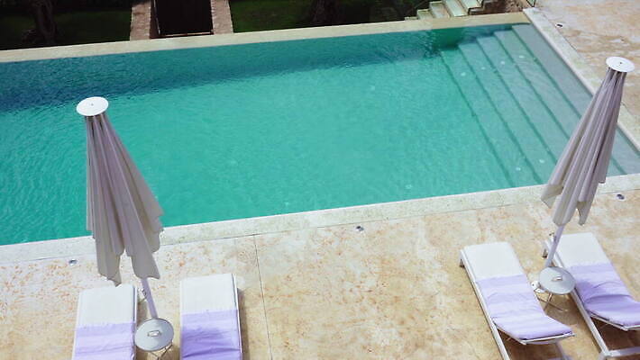 라이프스타일 여행 가구 의자 아프리카 휴가 수영장 한명 사람없음 야외 여름 하이앵글 전원 스페인 고급 가림막 남아프리카 케이프타운 패닝샷 결석 남유럽 4K MOV 해외동영상 클립영상 1 계절 유럽 나라 뷰포인트 생활용품 컨셉 촬영기법 사람 생활 전기에너지 동영상 남아프리카공화국 파일형식