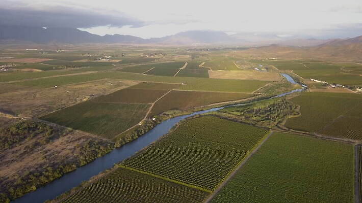 농업 포도 안테나 사람없음 초록색 물 강 흐름 이름 항공촬영 남아프리카 드론 케이프타운 4K MOV 해외동영상 클립영상 자연요소 산업 뷰포인트 컬러 컨셉 과일 통신 아프리카 동영상 남아프리카공화국 파일형식
