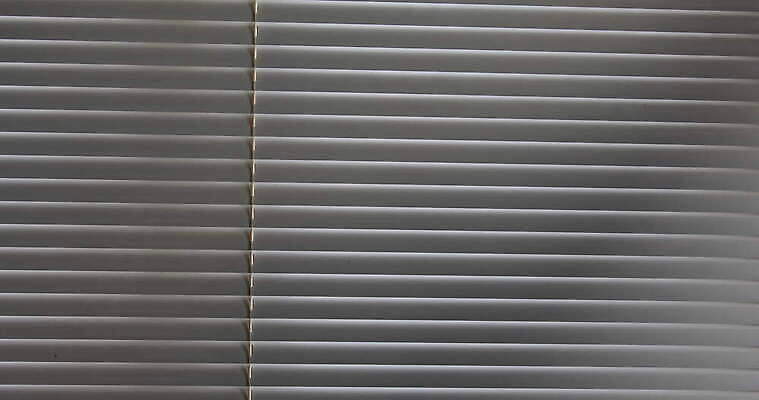 직업 라이프스타일 응시 안경 백그라운드 창문 주택 함께함 실내 사람없음 야외 빛 줄무늬 방 장비 회색 오픈 닫기 셔터 사생활 스파이 필터 정확 4K MOV 해외동영상 클립영상 시선 잡화 컬러 컨셉 무늬 모션 내부 건물 생활 동영상 파일형식