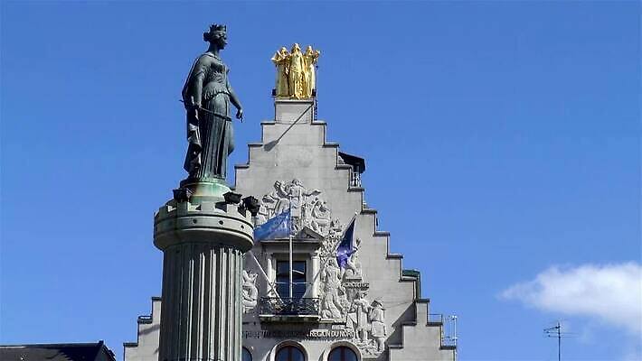 유럽 사람없음 건물 조각상 프랑스 깃발 기둥 도시 센터 역사 기념물 천연기념물 프랑스어 구시가지 랜드마크 여신 인기 MP4 해외동영상 클립영상 문자 건축물 건축 나라 조형물 동영상 파일형식