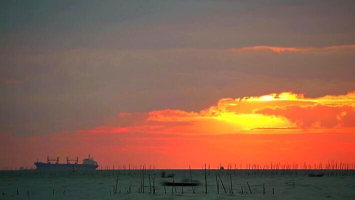 계절 실루엣 파도 바다 컬러 섬 백그라운드 오렌지 자연 하늘 아침 날씨 사람없음 야외 빨간색 물 파란색 빛 컬러풀 햇빛 태양 반사 노란색 일출 황혼 일몰 놀람 새벽 시간 보트 저녁 즐거움 내추럴 오메가 현상 수평선 타임랩스 MP4 해외동영상 클립영상 주간 자연요소 감정 배_교통 과일 촬영기법 표정 노을 야간 생태계 동영상 파일형식