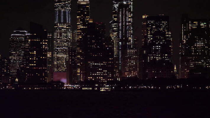 바다 건축양식 사람없음 건물 물 도시풍경 고층빌딩 미국 도시 만 도심 야간 저녁 뉴욕 스카이라인 갸우뚱 맨해튼 4K 틸트업 MOV 해외동영상 클립영상 자연요소 건축물 건축 북아메리카 모션 촬영기법 풍경 빌딩 동영상 파일형식