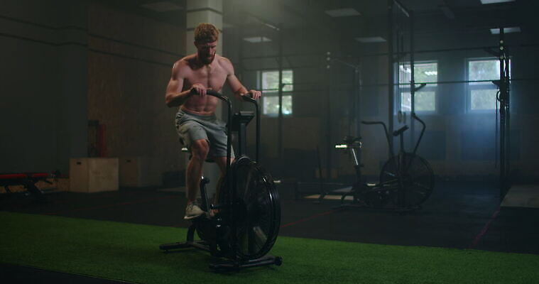 1 여자 스포츠 십자가 신체 모션 건강 한명 사람 운동복 운동 자전거 헬스사이클 힘 기계 활발 헬스장 장비 승차 결심 연습 클럽 준비 체육관 근육질 노력 사이클링 고집 돌리기 돌봄 바디케어 자극 4K MOV 해외동영상 클립영상 옷 컨셉 근육 바이크 운동기구 헬스 육상스포츠 몸매 동영상 파일형식