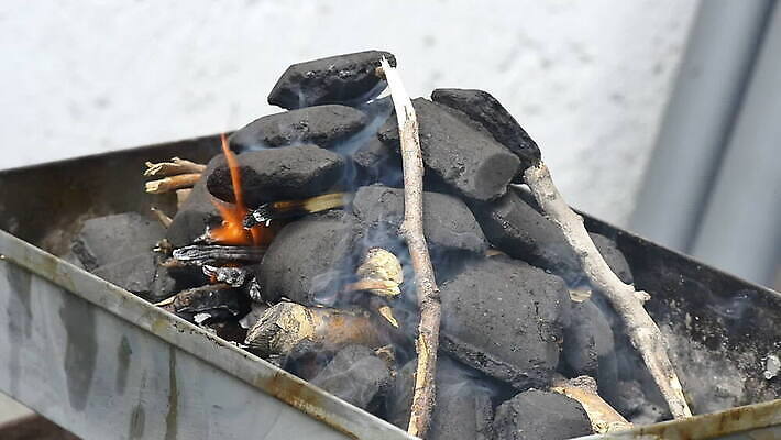 산업 백그라운드 가족 자연 불꽃 사람없음 여름 소풍 파티 식당 검은색 힘 에너지 뜨거움 연기 그릴 위험 장작 모닥불 철 연료 숯 고립 뒤뜰 석탄 옛날 재 철강 비어있는 MOV 해외동영상 클립영상 계절 컬러 컨셉 관계 주방용품 불 이벤트 야외활동 상점 생태계 동영상 파일형식