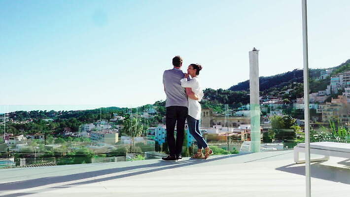 백인 응시 여자 남자 딸 아들 40대 중년 여행 가족 관계 포옹 아프리카 자연 유리 하늘 엄마 휴가 휴식 함께함 서기 풍경 소녀 소년 여러명 야외 10대 캐주얼 여름 도시풍경 기댐 경계선 전원 가리킴 스페인 아빠 고급 결합 다인종 철책 패닝샷 혼혈 남유럽 4K MOV 해외동영상 클립영상 서양인 시선 옷 계절 유럽 나라 어린이 선 다수 컨셉 안기 모션 청소년 재질 촬영기법 사람 인종 손짓 성인 도시 전기에너지 경계 생태계 다문화 동영상 파일형식